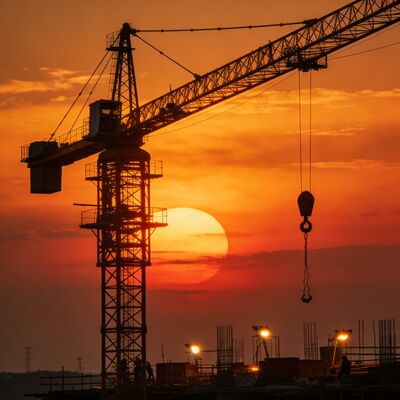 سرعة العربة من 0 إلى 50 متر / دقيقة رافعة برجية سعة تحميل 10 طن وسرعة تسلق 0.5 دقيقة مصممة لنقل المواد